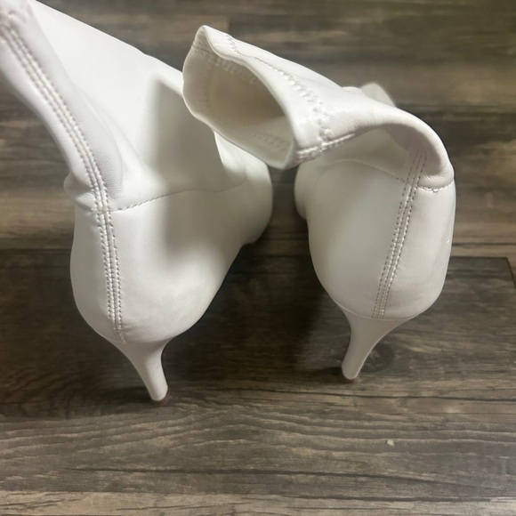 A New Day White Pointed Toe Ankle Boots Size 9 - Picture 3 of 5